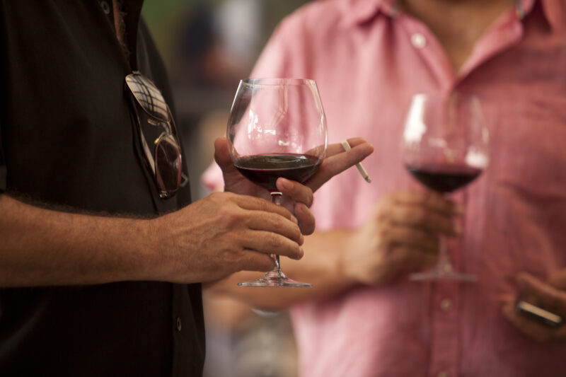 Waarom gaan alcohol en roken vaak samen?