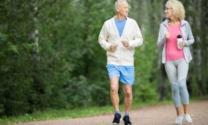 Twee mensen die door een park joggen.